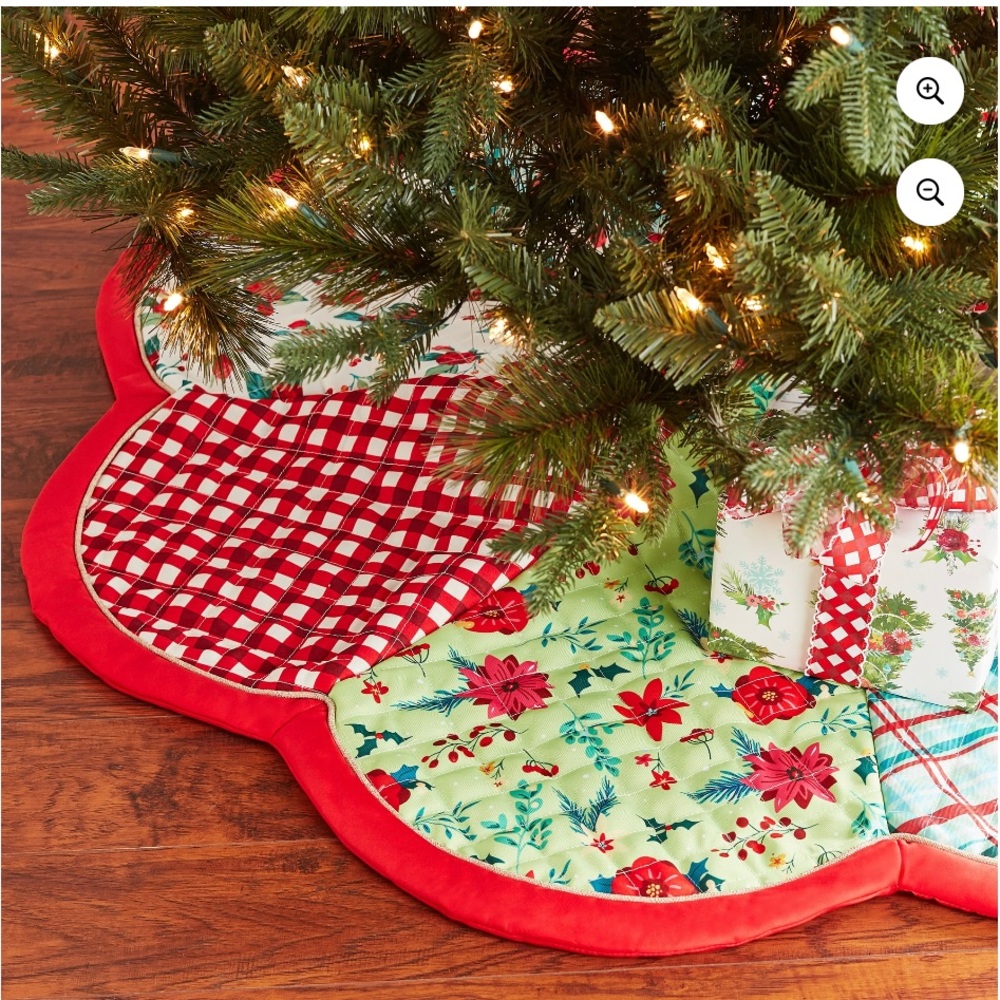 New w/TagsThe Pioneer Woman Scalloped Patchwork 48” Tree Skirt Below $30 Retail